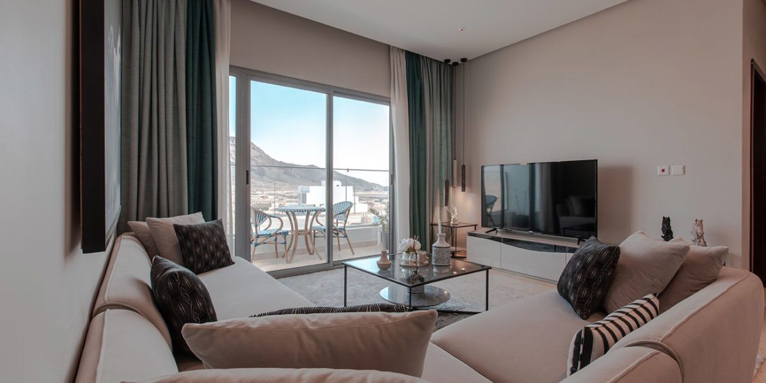 نوافذ واسعة لإضاءة طبيعية